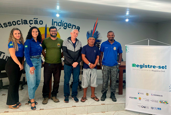 Representantes do Judiciário Capixaba e membros da comunidade Indígena do Espírito Santo (ES) posam para foto.