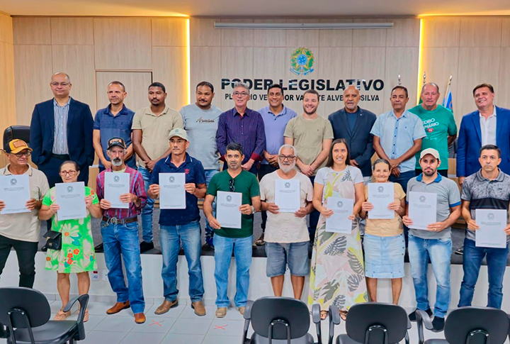 Famílias de Pedro Canário recebem títulos de regularização fundiária.