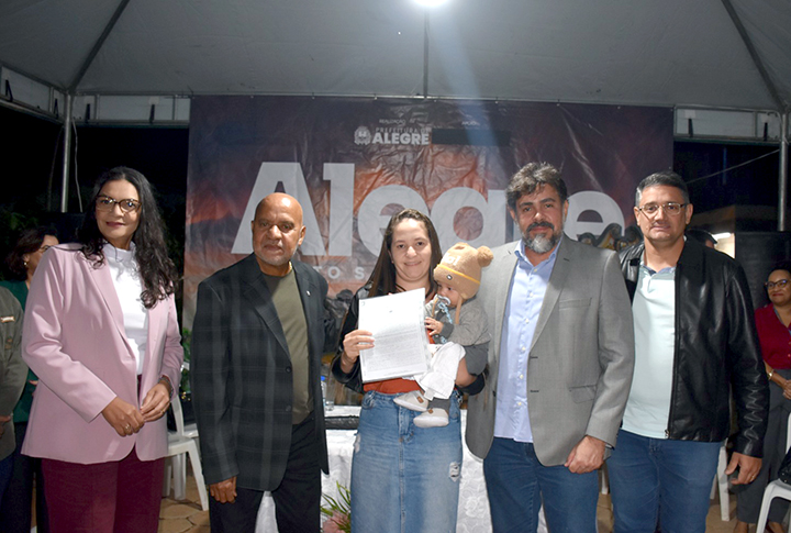 O corregedor-geral da Justiça do Espírito Santo, desembargador Willian Silva e Alegrenses que receberam títulos de regularização fundiária posam para foto.