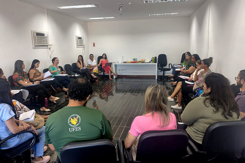 Grupo de pessoas em reunião.