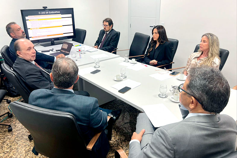 O presidente do TJES, desembargador Samuel Meira Brasil Jr., reunido com o desembargador Éder Pontes da Silva, a Juíza Auxiliar da Presidência, Cristina Eller Pimenta Bernardo, o Juiz Coordenador das Varas Criminais, José Augusto Farias de Souza, e os Juízes André Guasti Motta, Graciela de Rezende Henriquez e Grécio Nogueira Gregio.