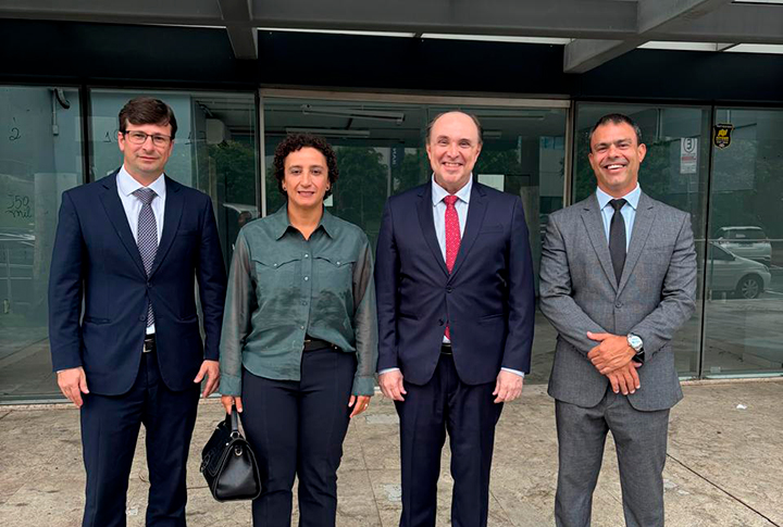 Autoridades do Poder Judiciário Capixaba e da OAB/ES se reúnem para uma foto.