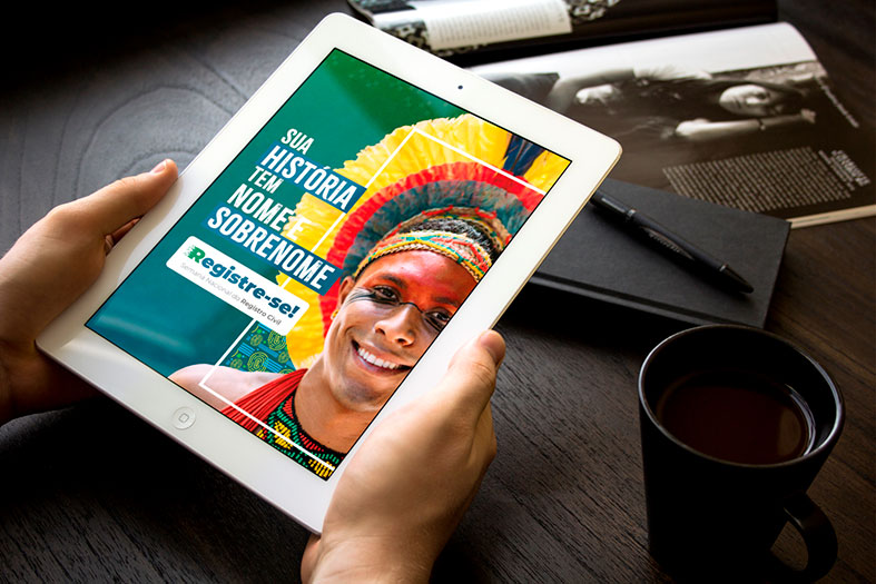 Foto "mockup" da versão digital da revista "Registre-se" do CNJ como se estivesse exibida em um tablet.