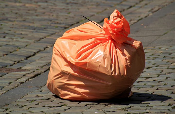 Moradora agredida após deixar sacola de lixo em frente à casa da vizinha deve ser indenizada