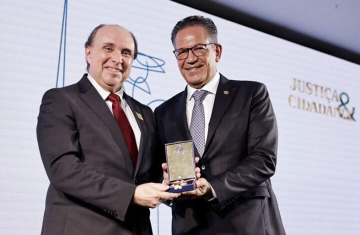Medalha de 25 anos da Revista Justiça e Cidadania homenageia presidente do TJES em Brasília