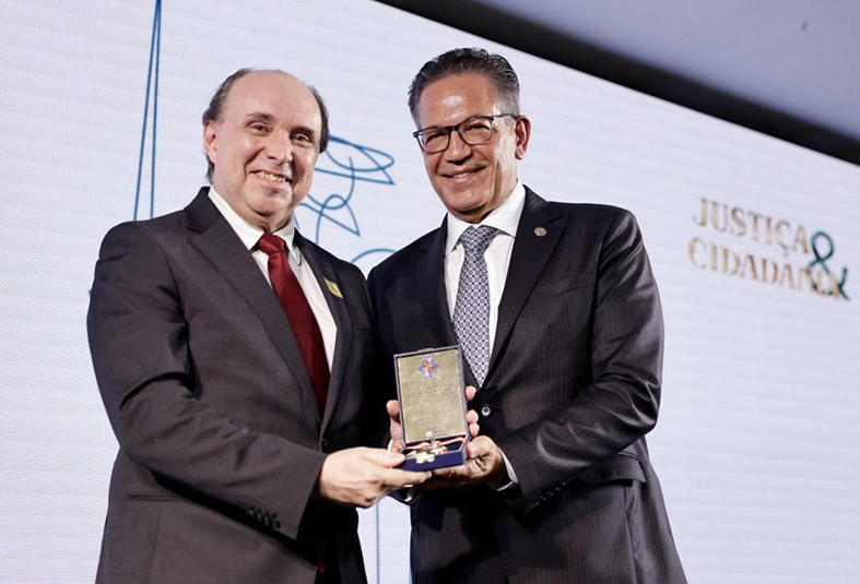 Presidente Samuel Meira Brasil Júnior recebe prêmio Justiça e Cidadania