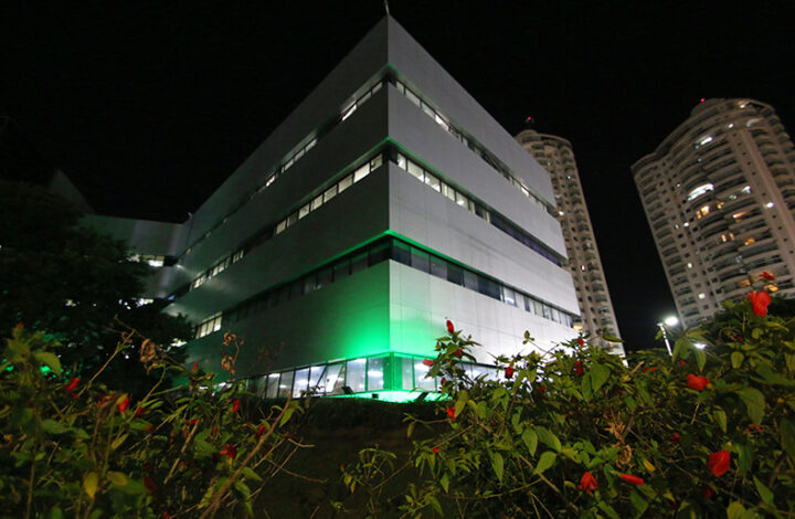 Fachada do TJES recebe iluminação verde em homenagem ao Dia Mundial da Saúde Mental