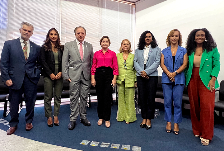 Auditório da EMES lotado para prestigiar o lançamento da Semana Justiça pela Paz em Casa