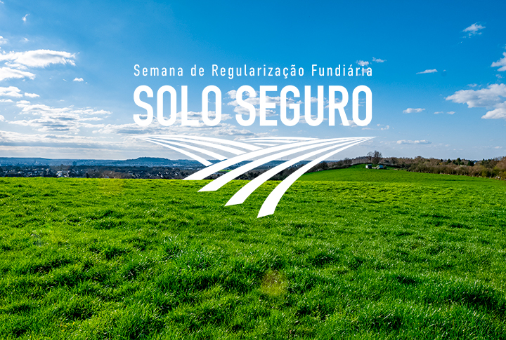Campo "verdejante" com sobreposição da logo da Semana da Regularização Fundiária - Solo Seguro.