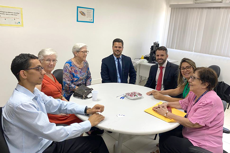 Pessoas participando de uma sessão de conciliação.