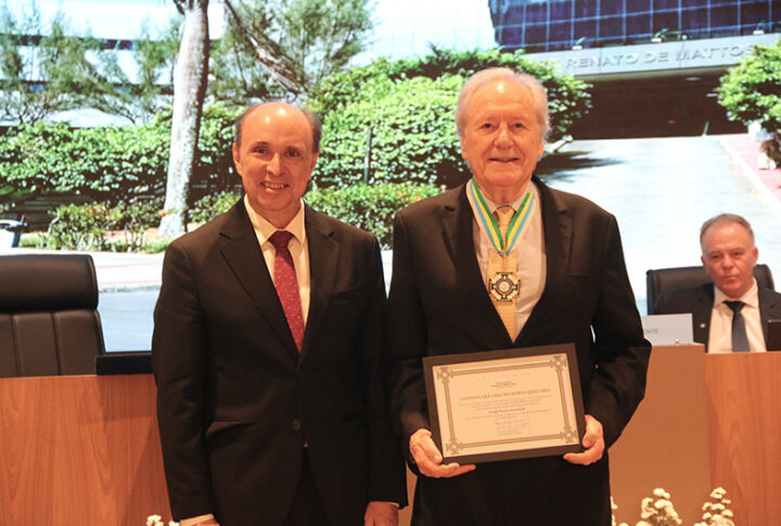 Ministro Ricardo Lewandowski é homenageado no TJES após palestra sobre segurança pública