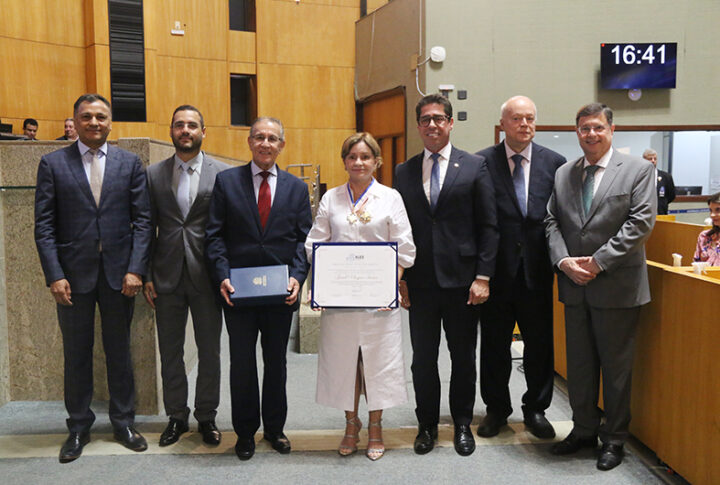 A mais alta honraria da Assembleia Legistativa do ES é entregue à Presidente do TJES, Janete Vargas Simões
