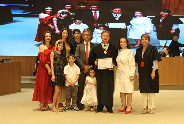 Desembargador Fabio Clem recebe homenagem em sessão que marca sua aposentadoria do TJES