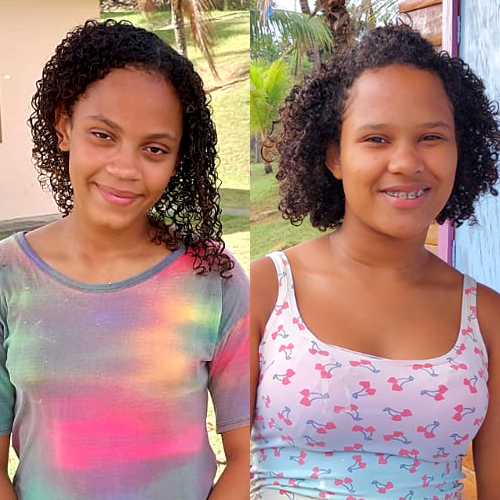 As adolescentes Daniely e Gabriely têm 14 e 12 anos, respectivamente. Eles vestem blusas estampadas, têm a pele no tom pardo, os cabelos cacheados e estão sorridentes.