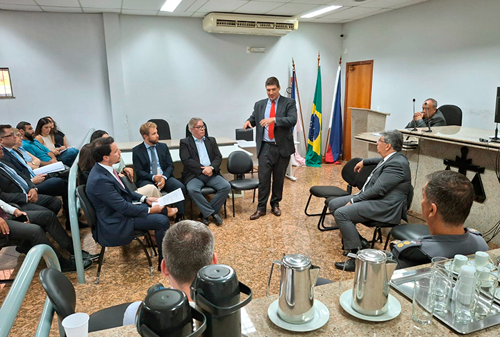 Pessoas reunidas.
