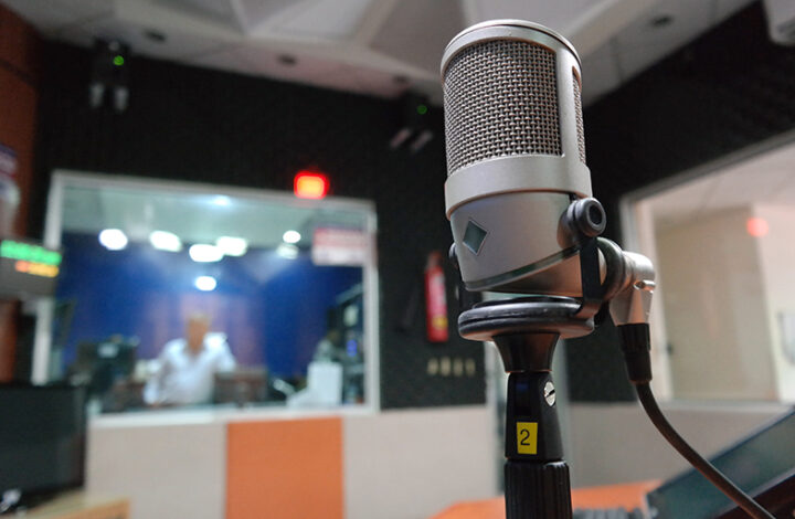Produtor musical que não compareceu a gravação deve indenizar cantora