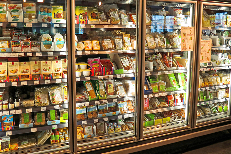 Vitrine de produtos refrigerados em supermercado.