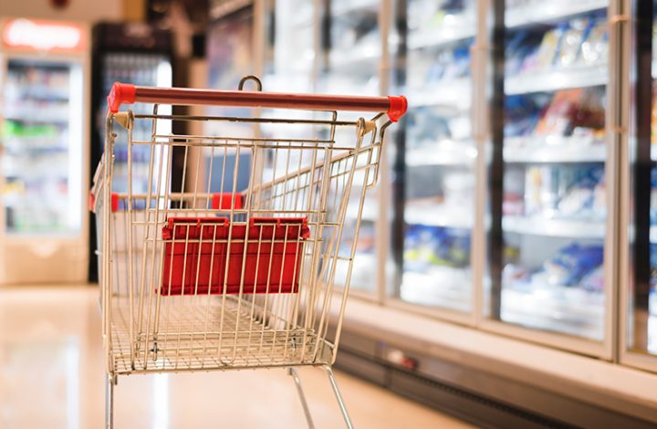 Supermercado terá que indenizar clientes impedidos de levar mercadorias por erro em cartão