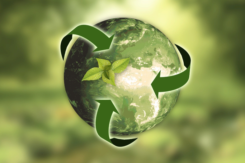 Arte digital do planeta terra colorizado de verde com as setas, símbolo da reciclagem, dando a volta em sua circunferência.