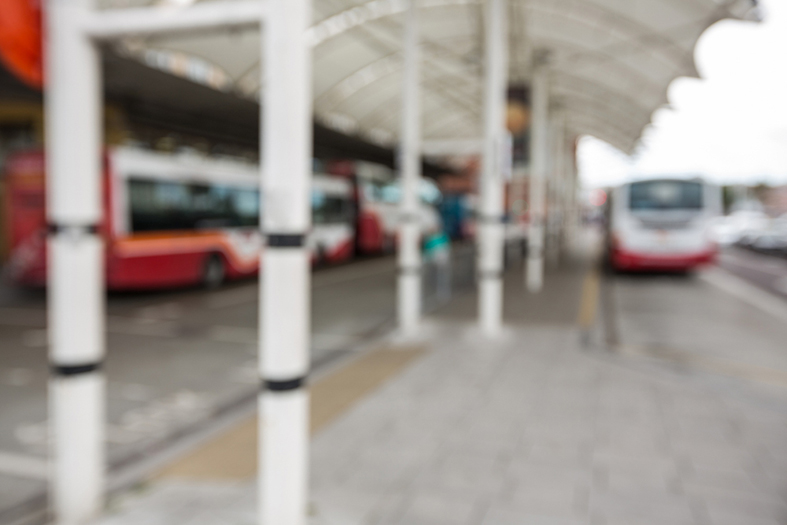 Ônibus estacionados em estação rodoviária.
