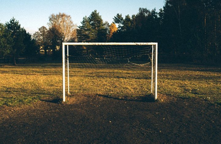 Criança que sofreu fraturas ao ser atingida por trave de futebol em Anchieta deve ser indenizada