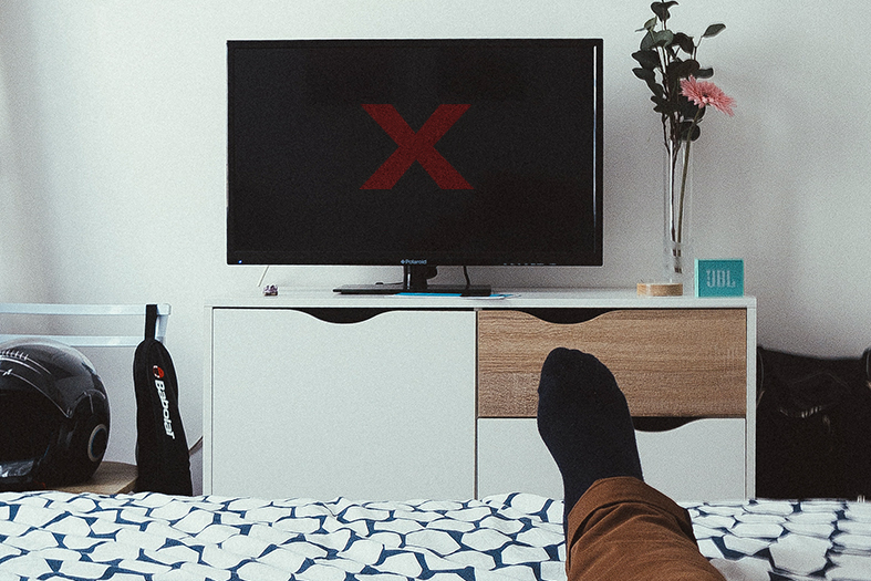 Televisão apagada com um X em vermelho