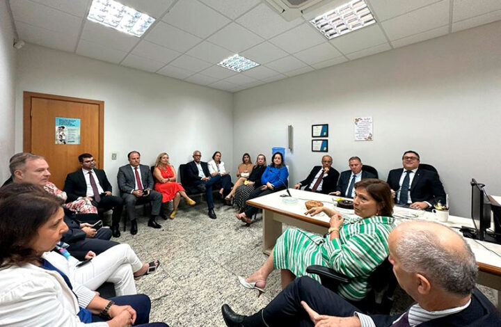 Vice-corregedora se reúne com magistrados e magistradas durante visita institucional ao fórum de Vila Velha
