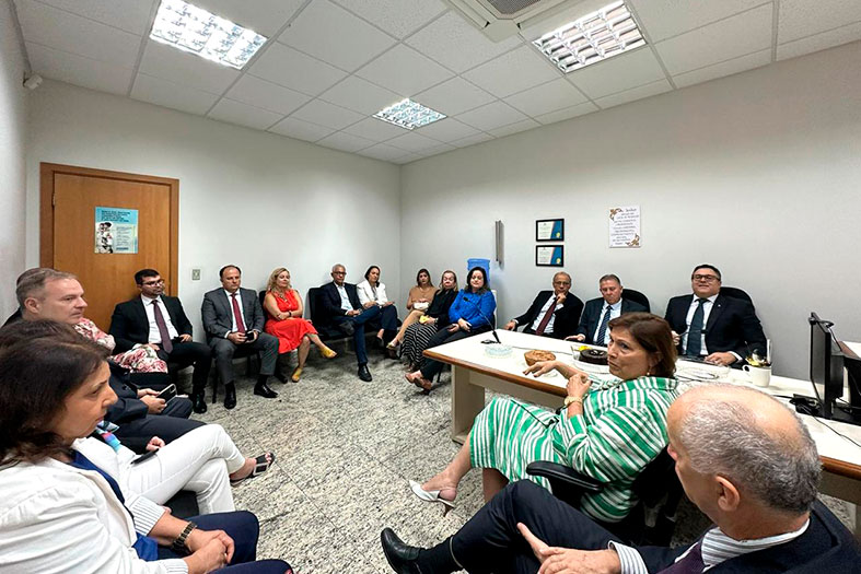 A vice-corregedora geral da Justiça, desembargadora Eliana Junqueira Munhós Ferreira, e um grupo de juízes e juízas reunidos em cadeiras colocadas em círculo.