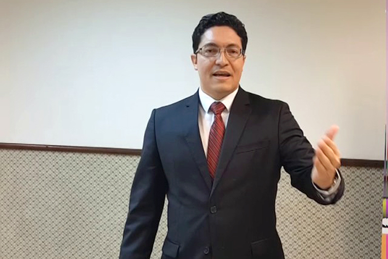 Juiz Vinícius Pedrosa Santos, homem de pele branca, cabelos na cor preta e óculos de grau.