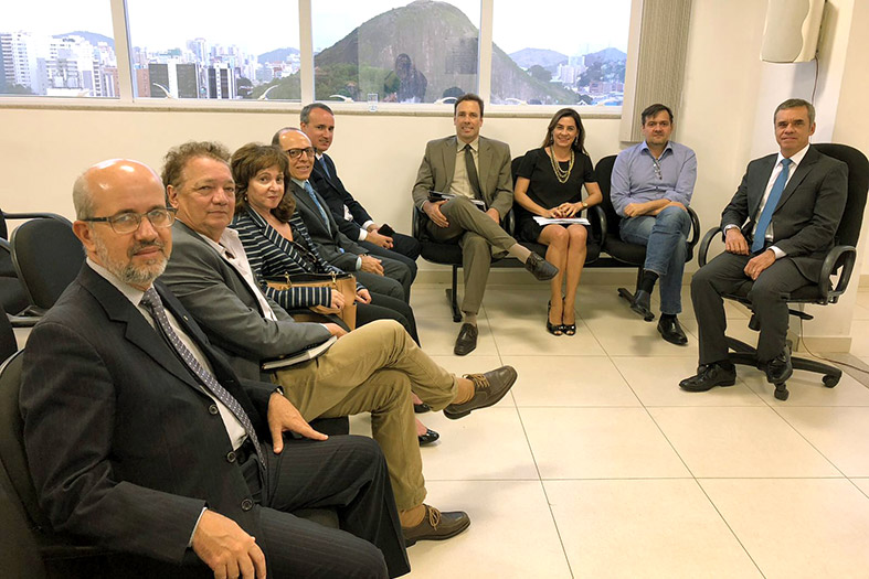 sala do juizado especiais cíveis de vitória. desembargador fernando estevem bravin ruy acompanhado dos juízes coordenadores