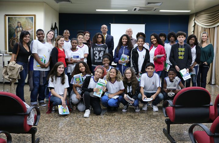 Desembargador Pedro recebe alunos de escola de Vitória para visita guiada ao Tribunal de Justiça